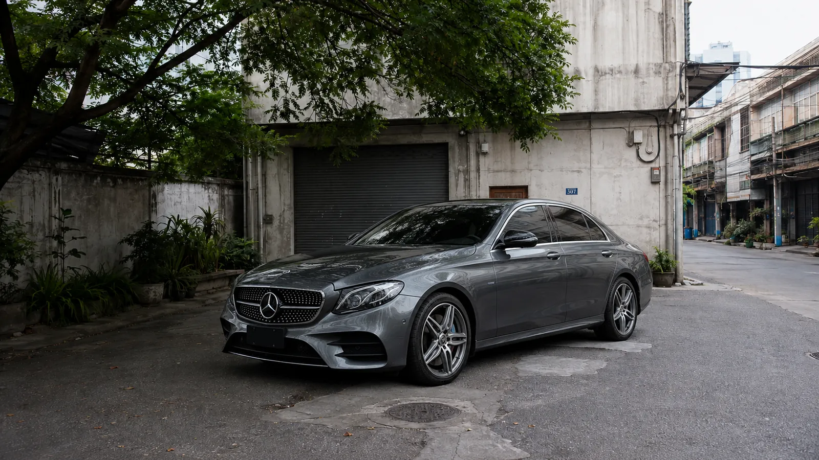 Mercedes Benz E350e, front view by day