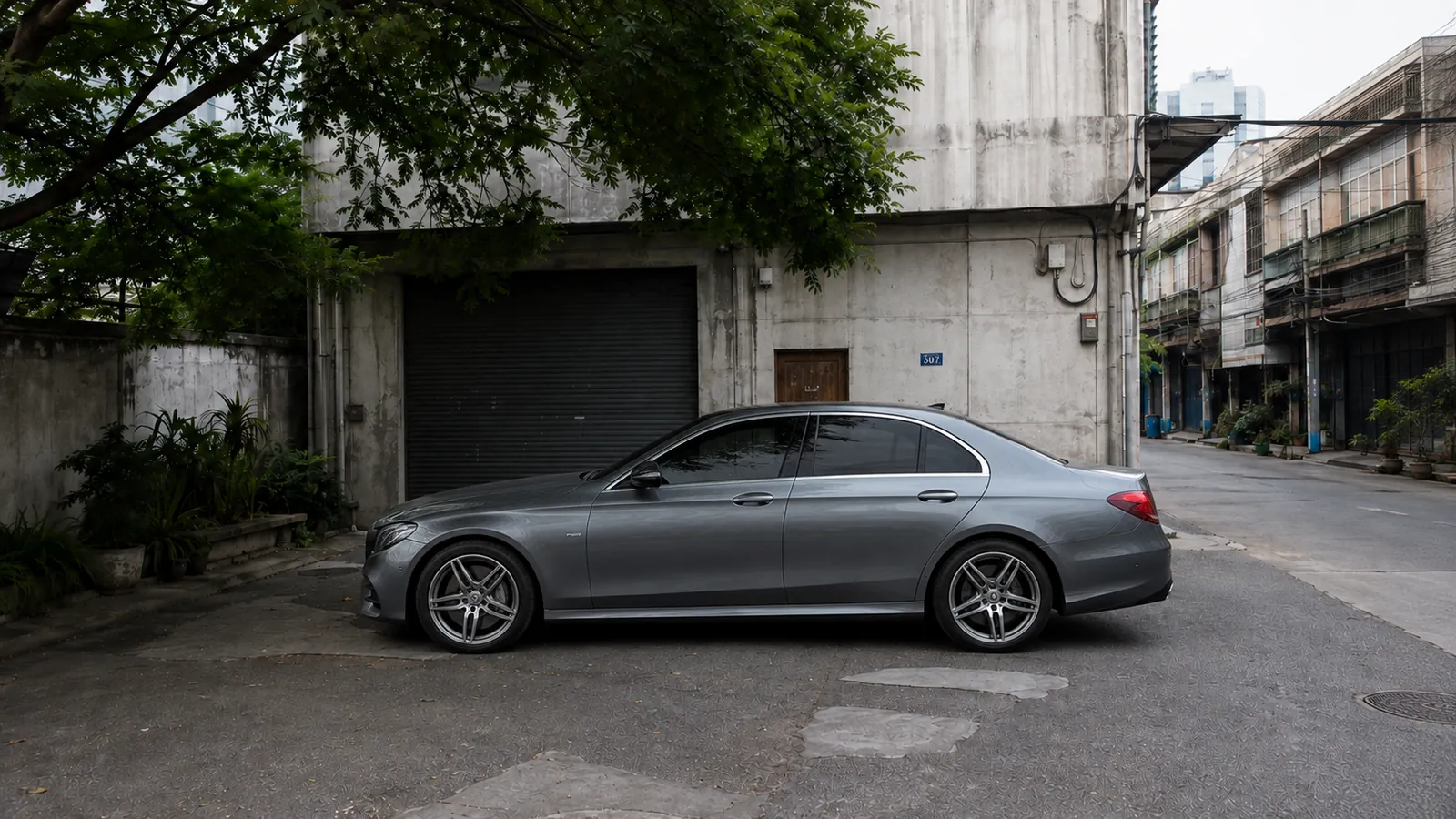 Mercedes Benz E350e side profile