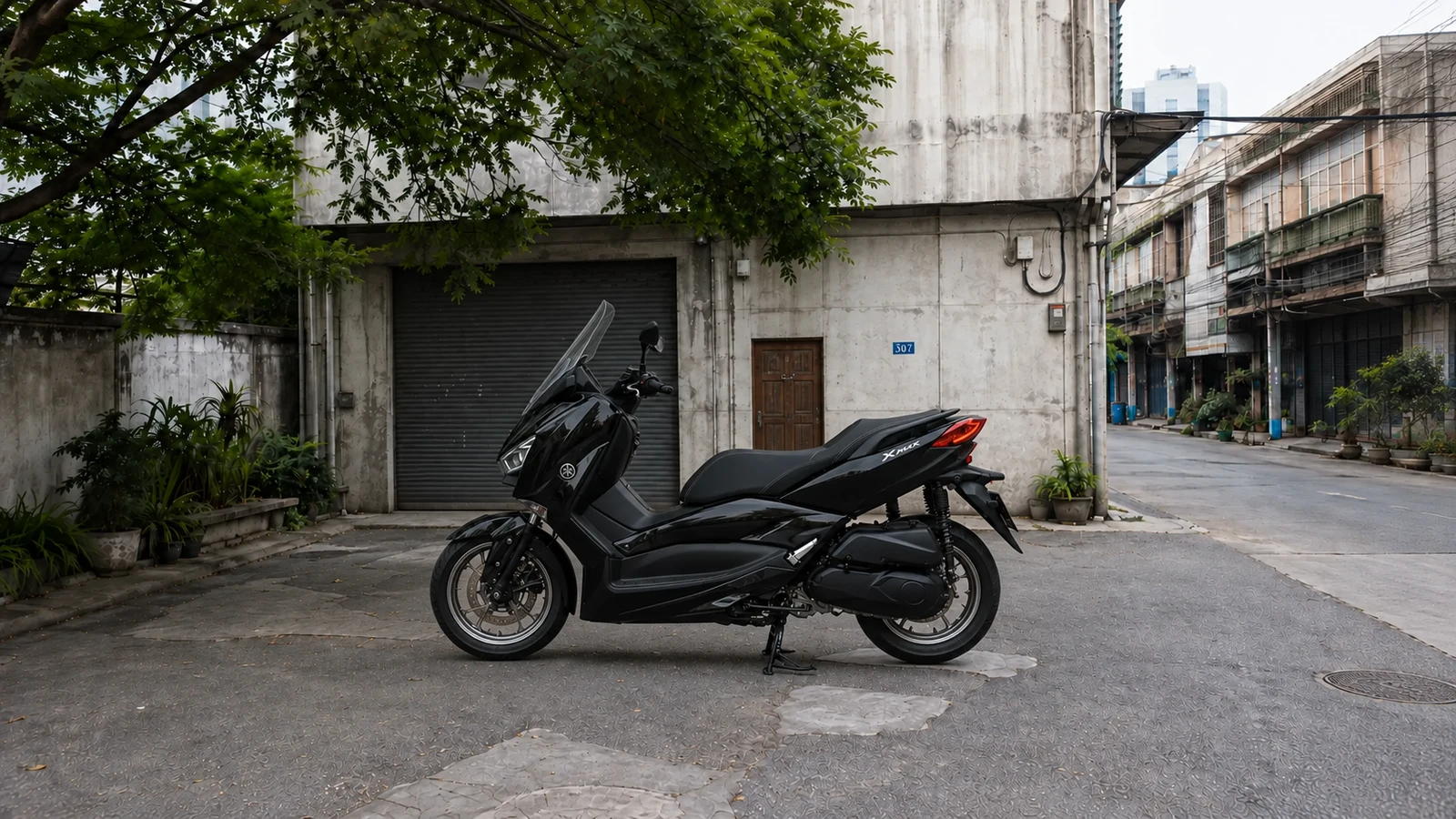 Yamaha XMAX 300 side profile